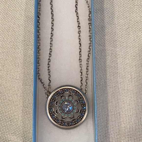 Touchstone Crystal by Swarovski 🦢 - Picture 2 of 2